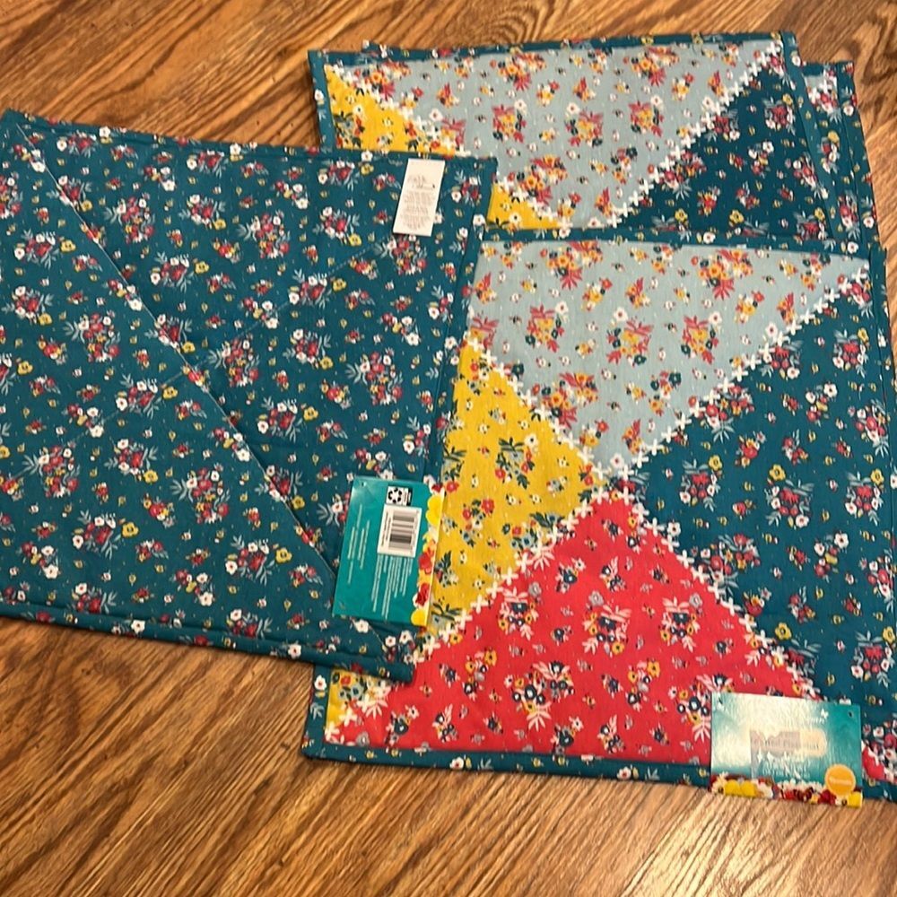 NWT - FOUR Pioneer Woman quilted style placemats